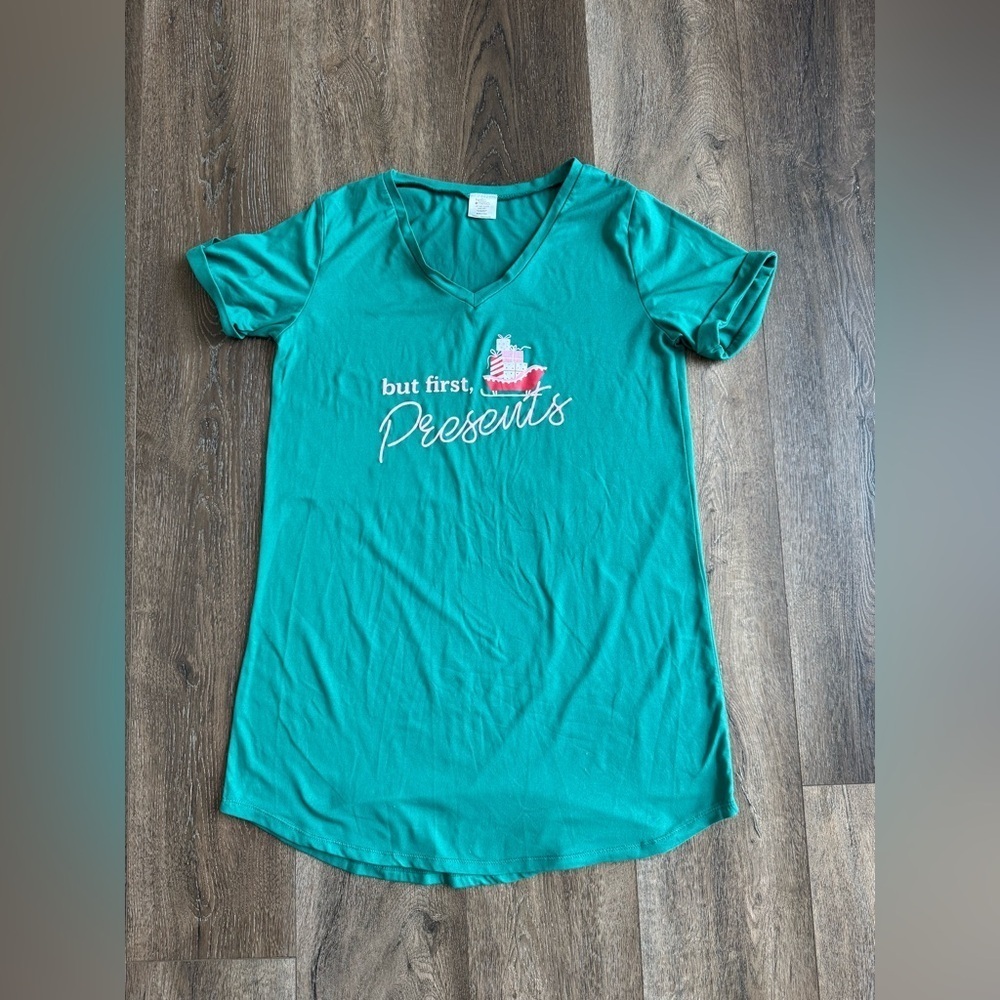 Hello Mello Sleep Shirt Women’s size small/medium Holiday themed